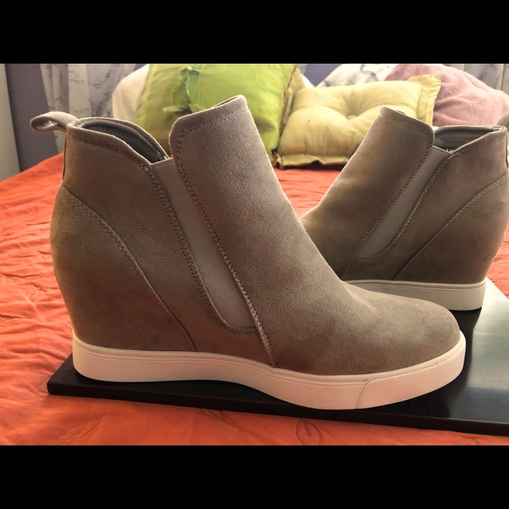 NWT*ANNE KLEIN TAN SUEDE SPORT HIDDEN HEEL BOOTIES/SHOES*9.5*NEVER WORN*MSRP$109